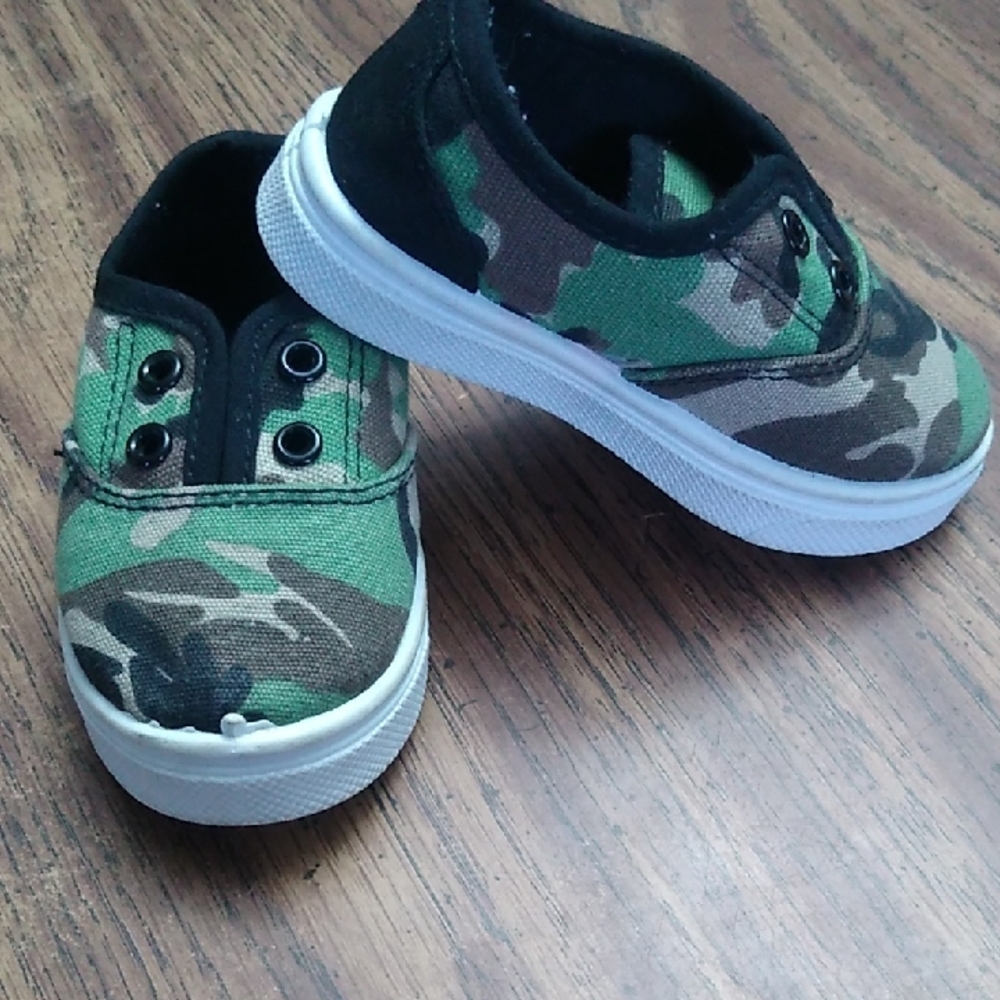 Oomphies Camouflage Sneakers with Elastic Panels and White Soles